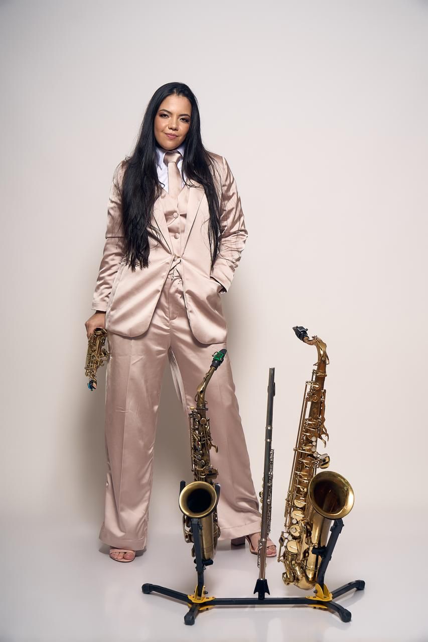 Isabelle Ascênio com saxofone